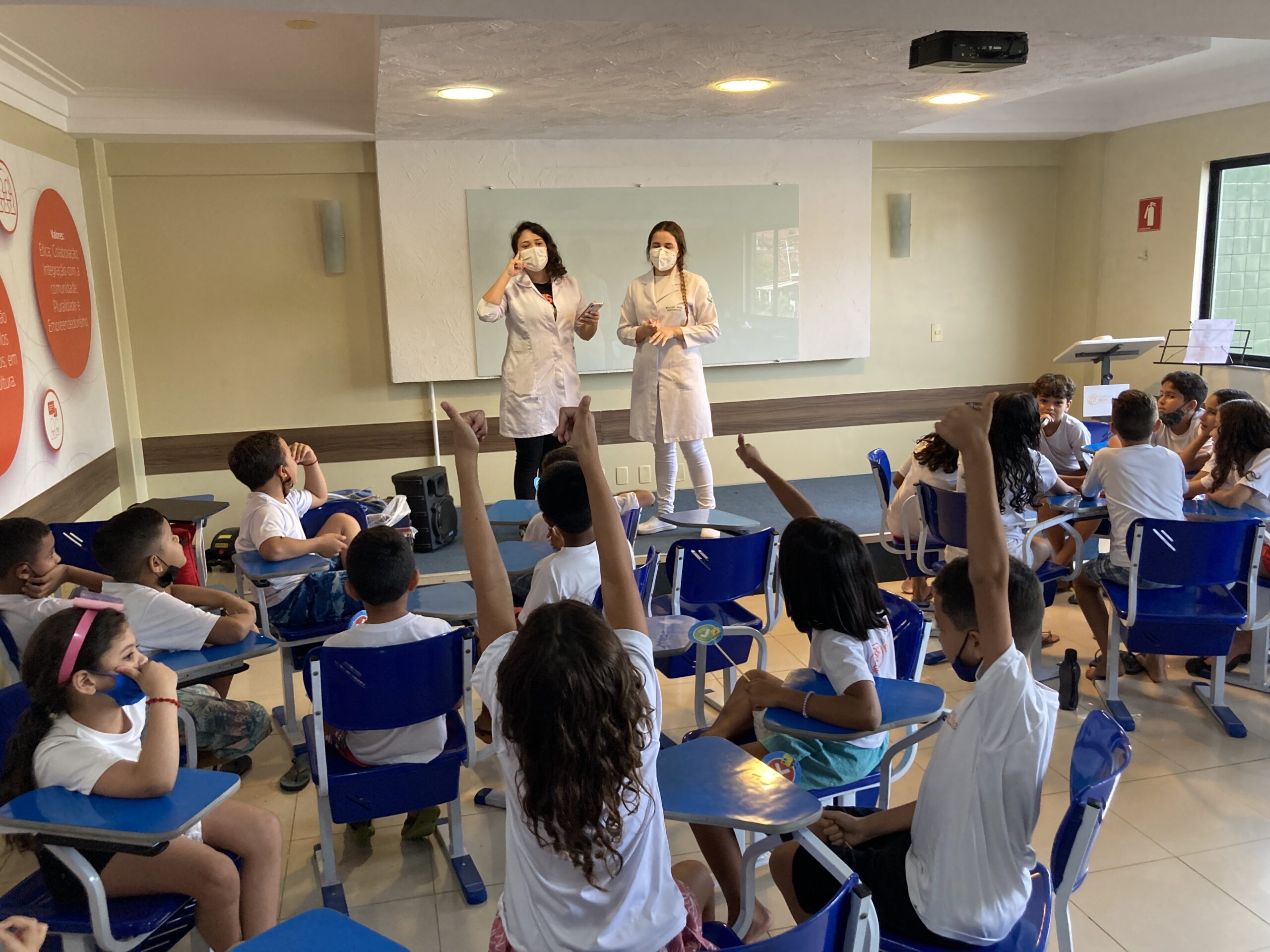 Alunos do Instituto Bom Vizinho recebem orientações de alunos de Nutrição da Unifor