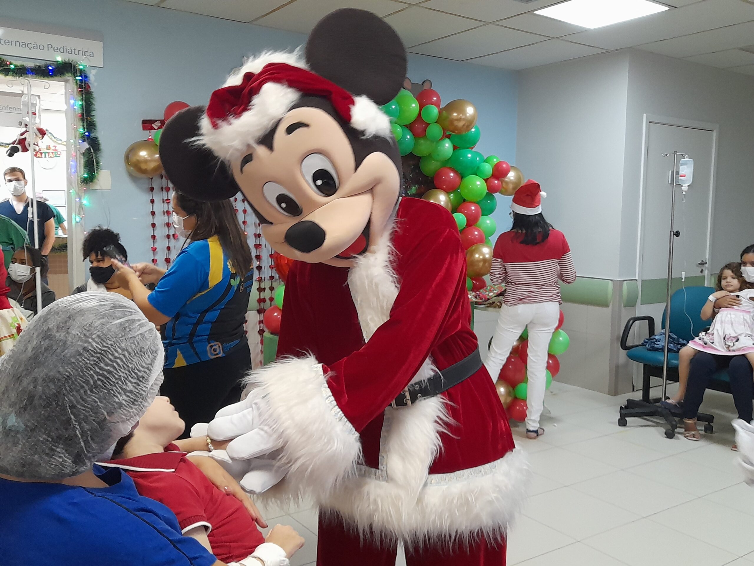 Crianças internadas no Hospital Regional Norte recebem a visita do Mickey Noel