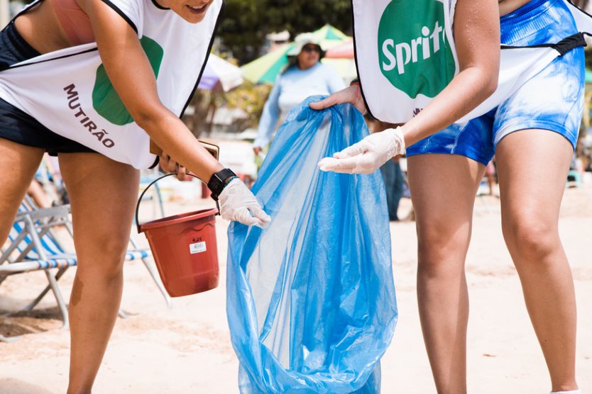 Pacto Global da ONU e ONG Nossa Iracema promovem mutirão de limpeza na Praia de Iracema