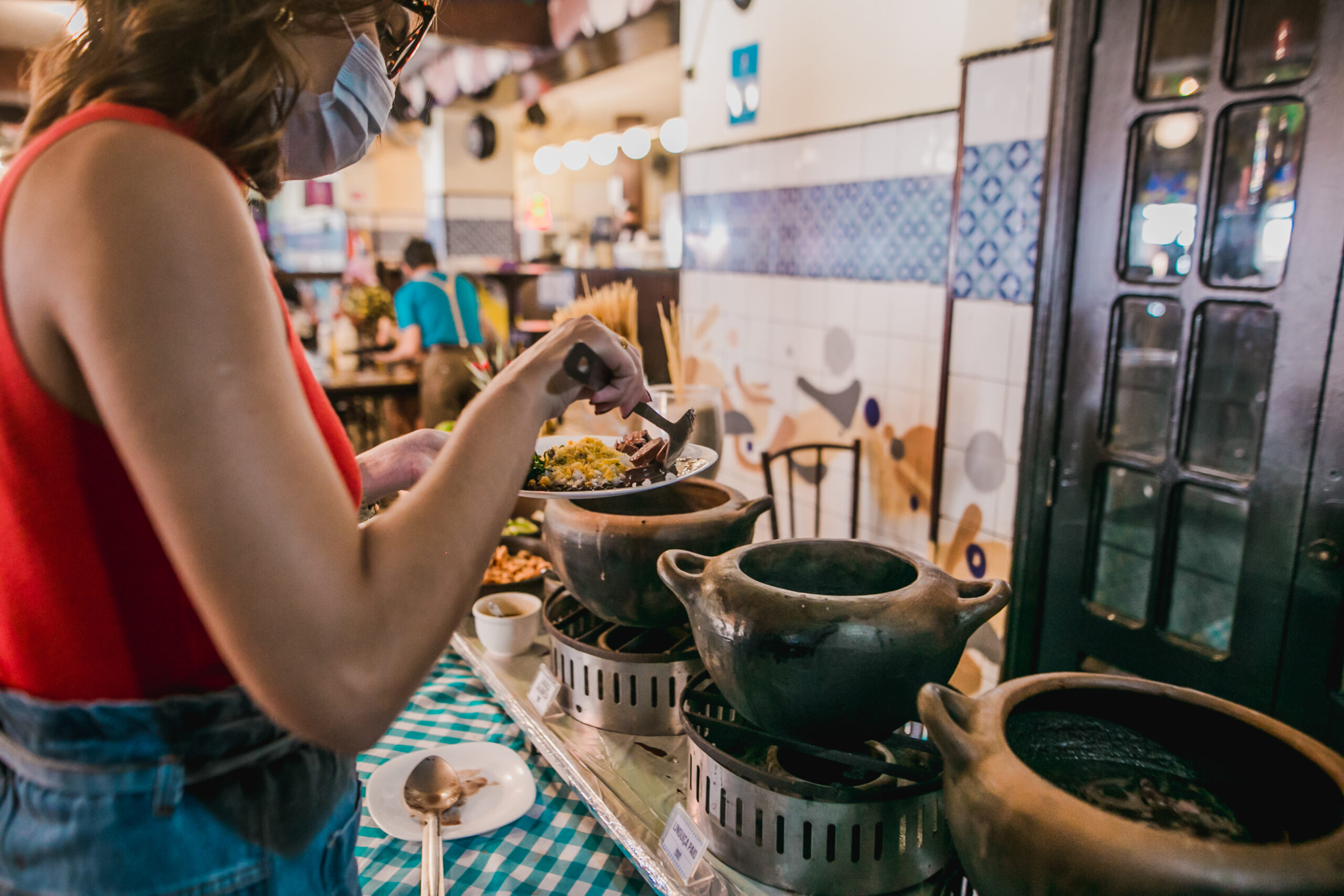 Feijoada do Boteco Seu Domingo oferece opção de self-service com ingredientes separados aos sábados e domingos