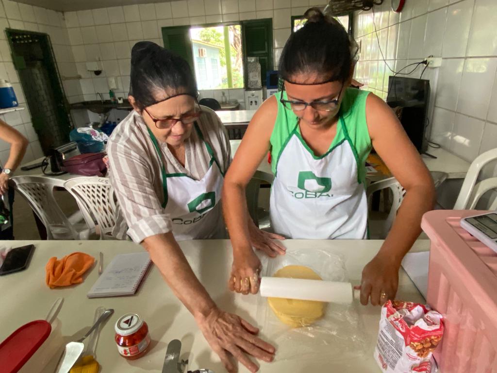 Projeto Crescer, da CoBAP, capacita mulheres de baixa renda em Maracanaú a empreenderem com doces e salgados