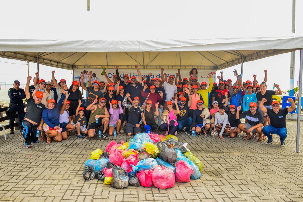 ArcelorMittal reúne cerca de 100 crianças, jovens e idosos no Dia de Limpeza da Praia do Pecém