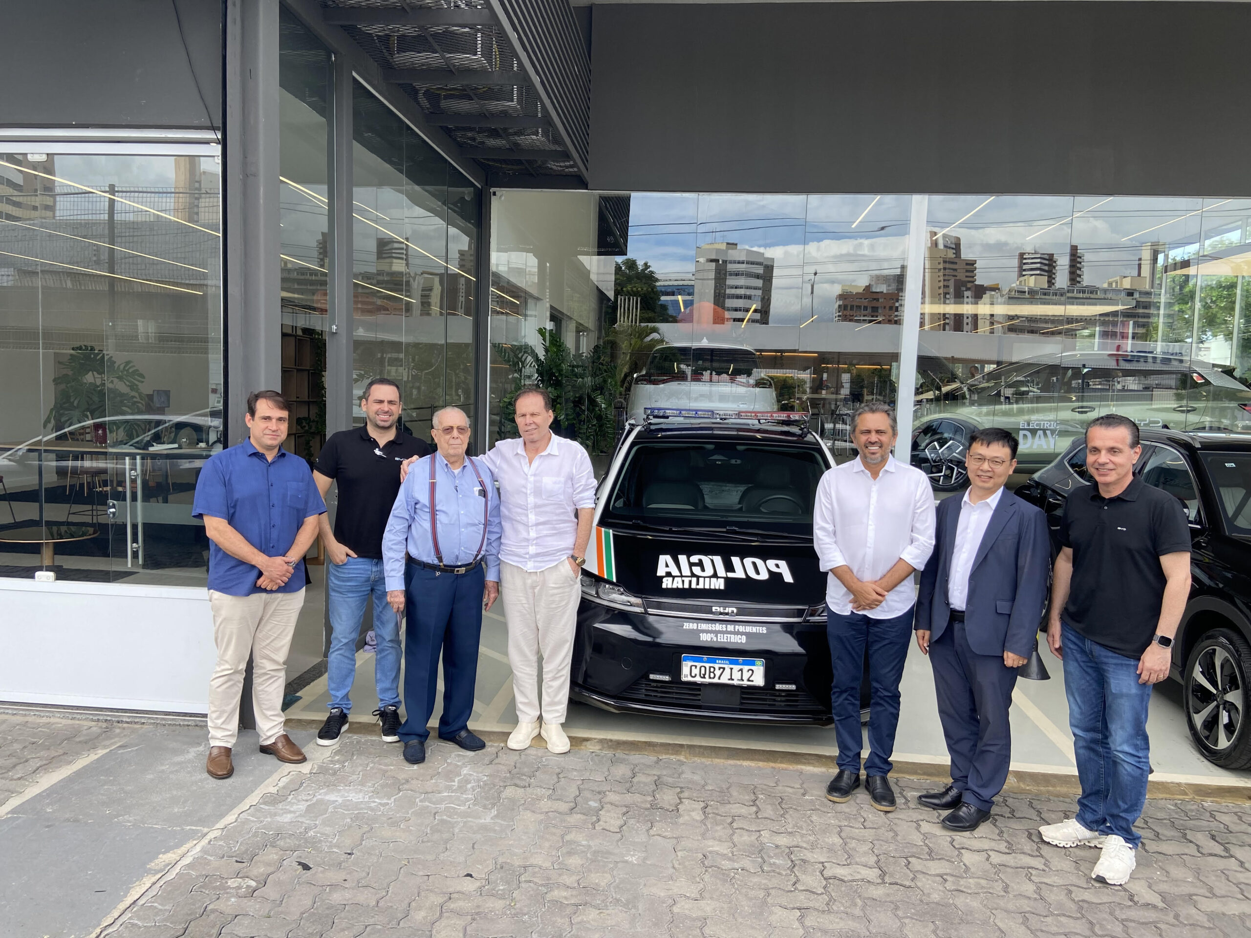 BYD Carmais comemora 1 ano de atuação com entrega primeira viatura elétrica experimental da Polícia Militar ao Governo do Ceará