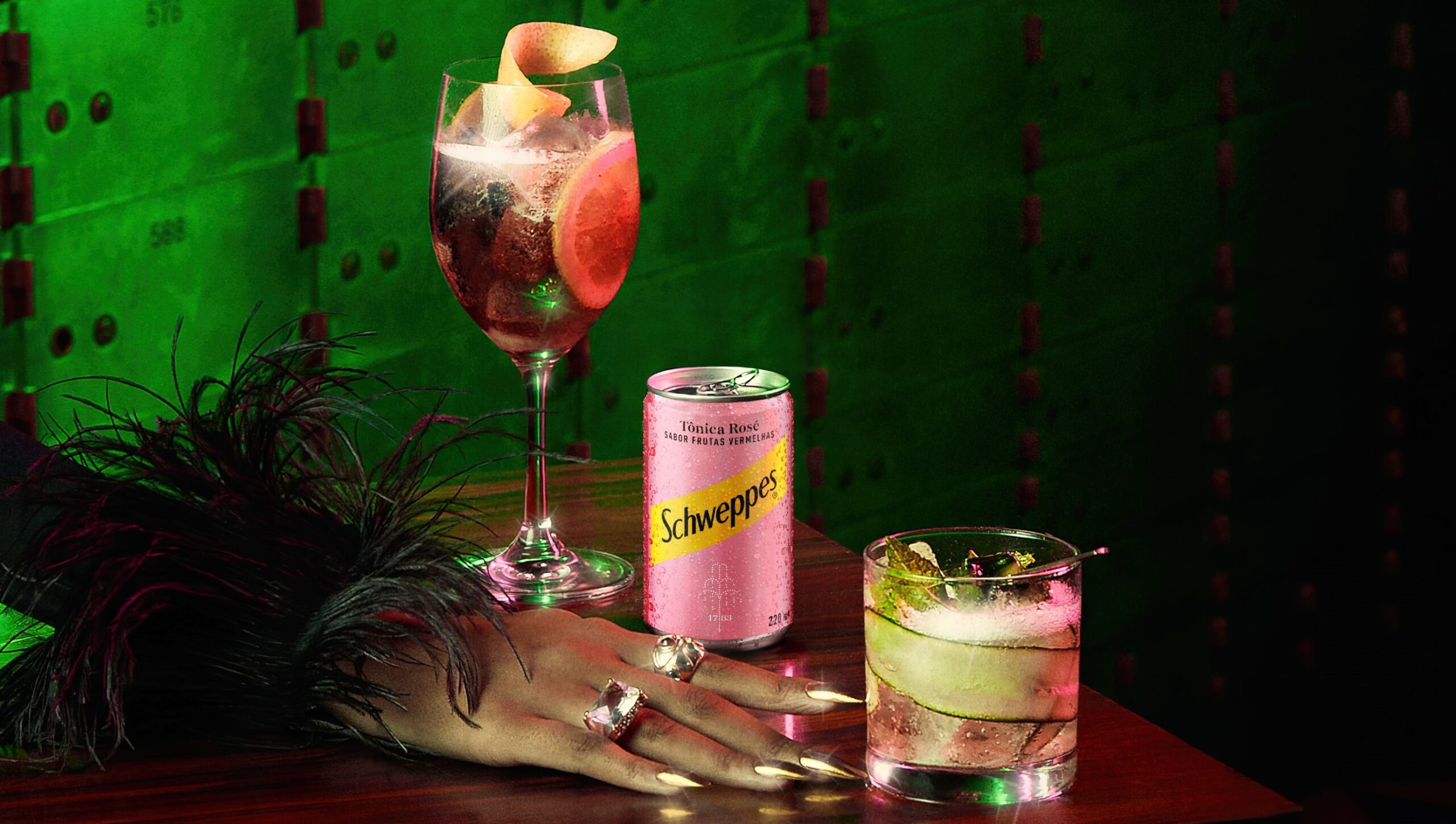 Schweppes lança Tônica Rosé no Brasil