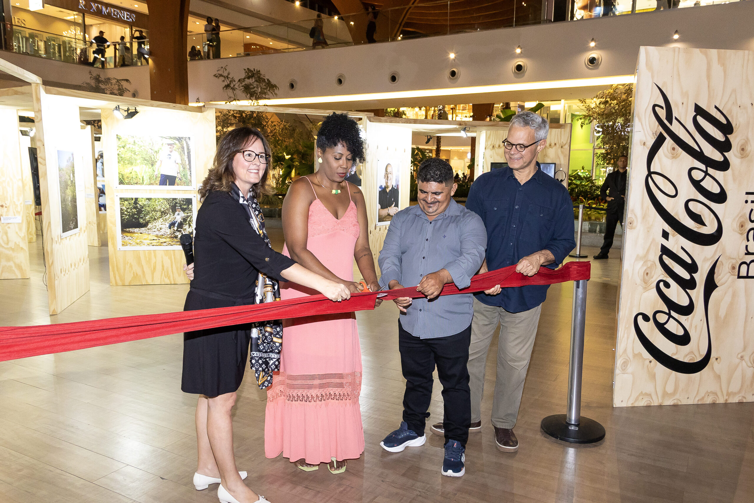 Sistema Coca-Cola celebra a Exposição ‘Histórias de quem faz a diferença – Retratos que inspiram o Brasil’ em vernissage para convidados no Iguatemi Bosque