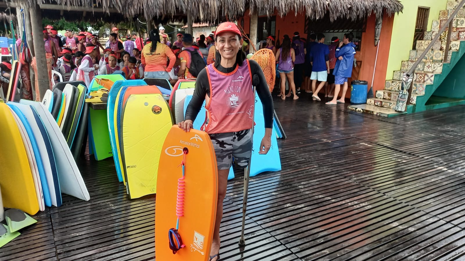 200 alunos de escolas de bodyboarding do Ceará participam de aulão social com a pentacampeã Neymara Carvalho