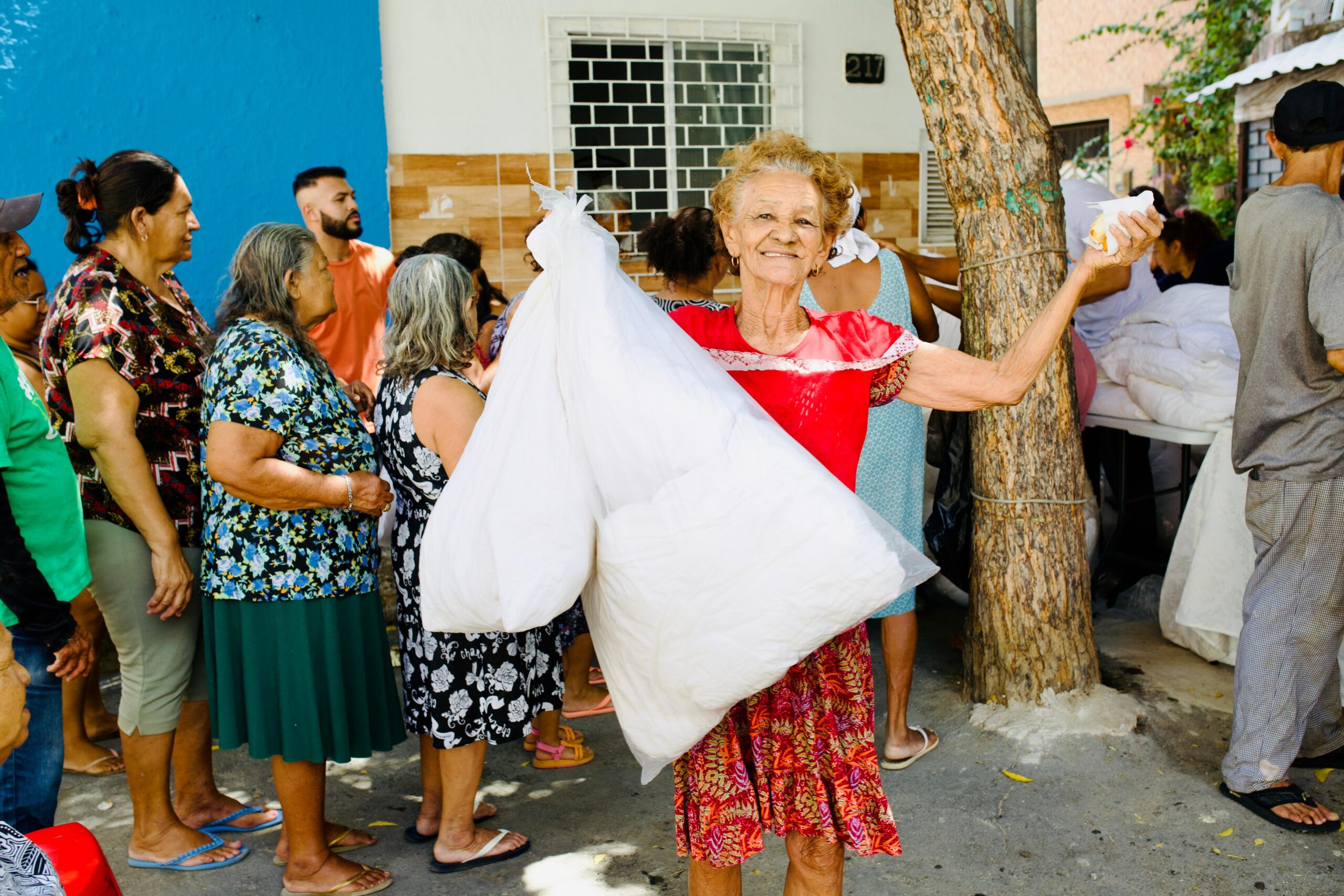 Moura Dubeux doa 6.000 itens do antigo HOTEL Blue Tree para comunidades de Fortaleza