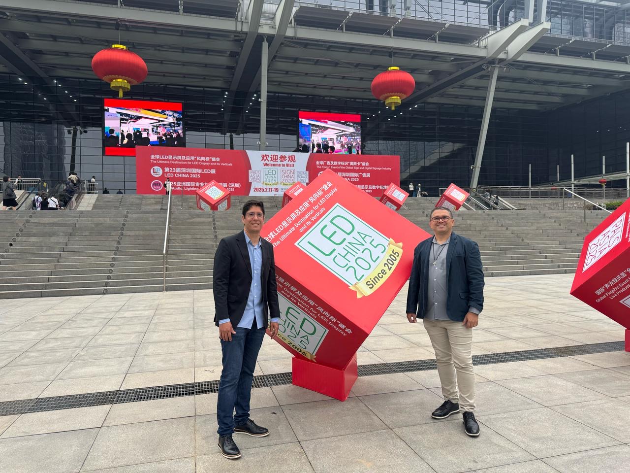 Diretoria da Bigdooh Mídia OOH Participa da LED China 2025 em Shenzhen