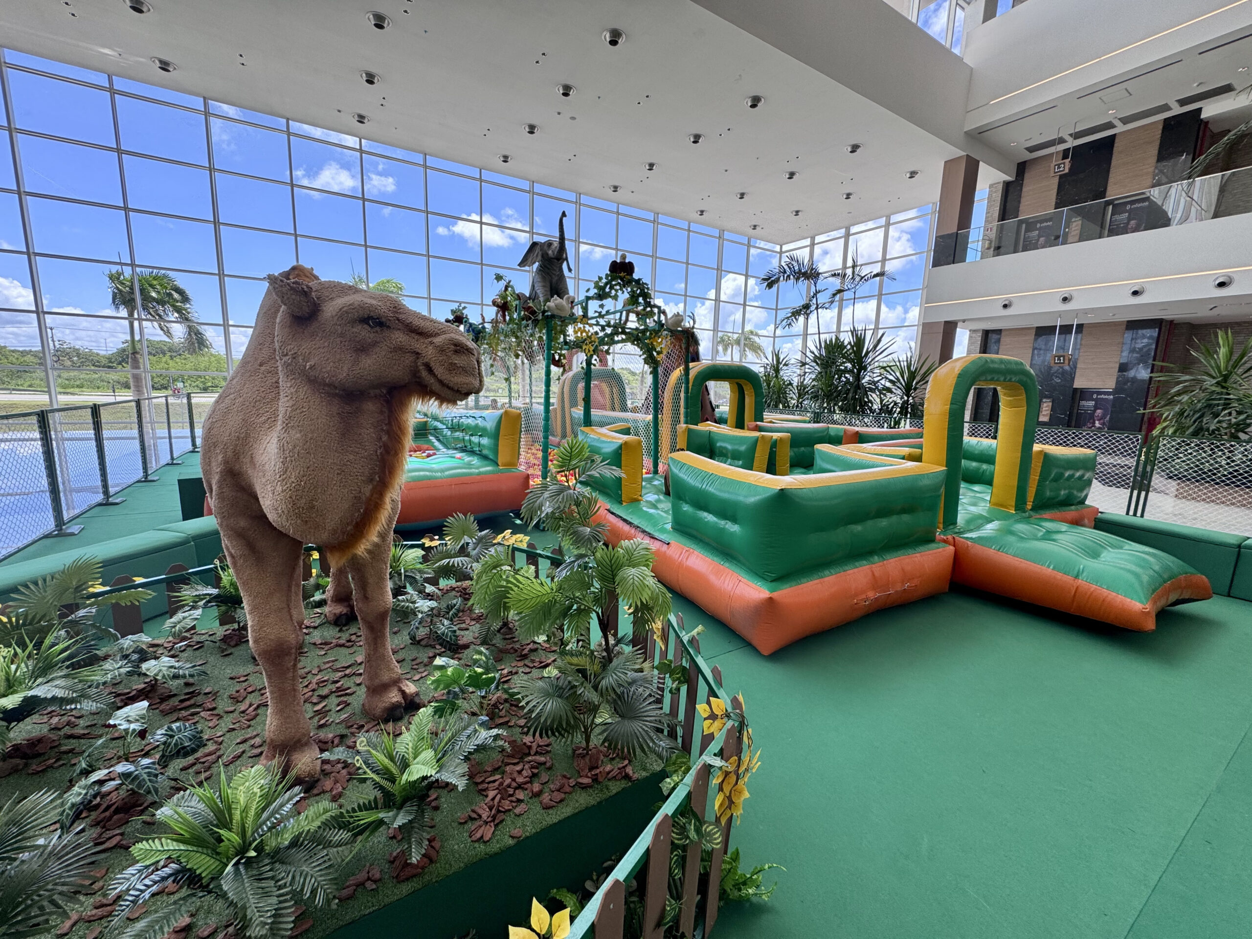 Zoo Parque: Nova atração infantil transforma Terrazo Shopping em um verdadeiro safari