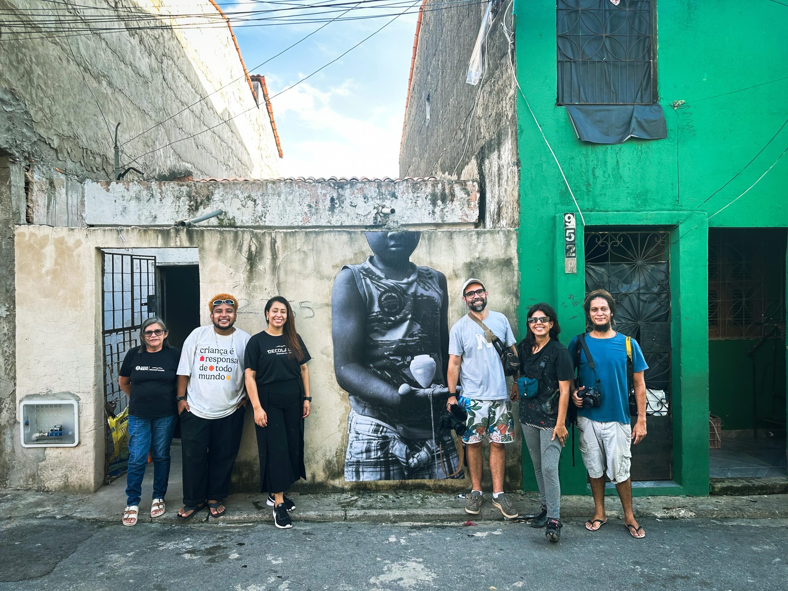 Favela do Inferninho recebe colagem fotográfica que valoriza arte e cultura local