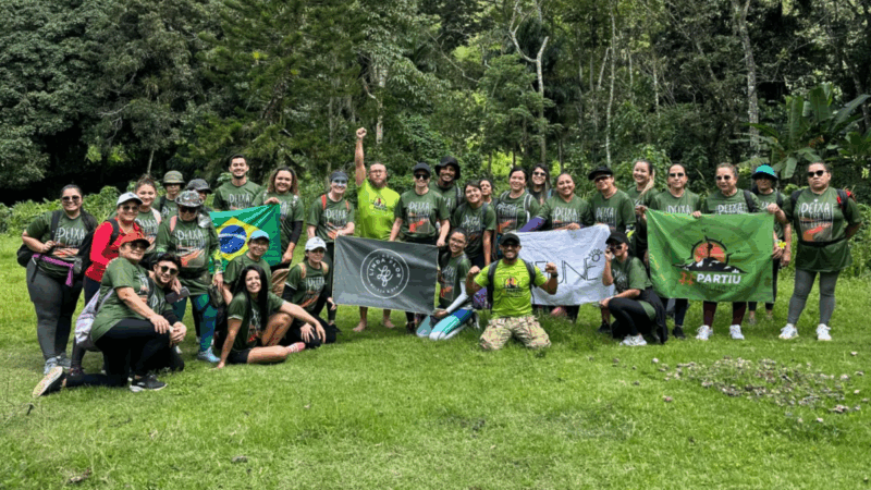 Casa Linda Flor realiza trilha de integração com colaboradores na serra de Pacoti em celebração aos 12 anos da marca