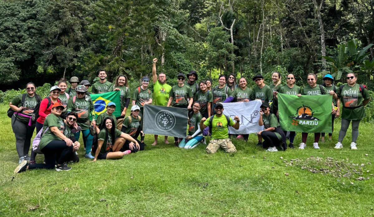 Casa Linda Flor realiza trilha de integração com colaboradores na serra de Pacoti em celebração aos 12 anos da marca