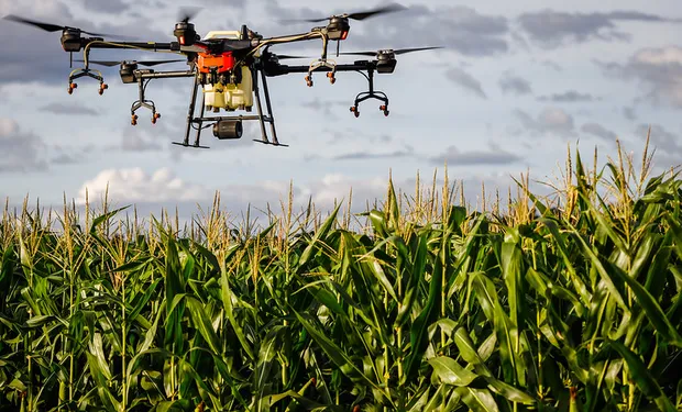 Brasil se destaca em regulamentação de drones agrícolas e acelera uso da tecnologia no campo