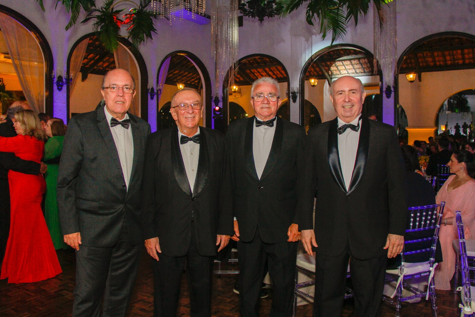 Ideal Clube celebra 94 anos com baile de gala e show de Marcos Lessa