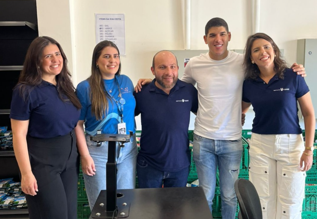 Zé Vaqueiro entrega uma tonelada de alimentos arrecadada em campanha social do Aviões Fantasy 2025