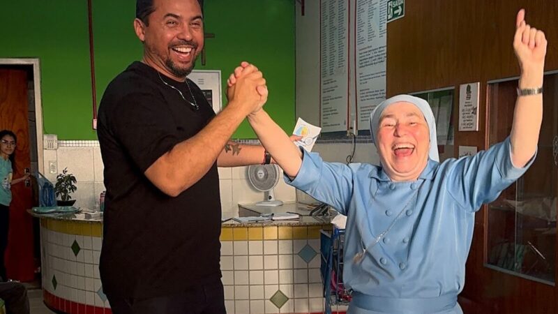 Xand Avião entrega uma tonelada de alimentos arrecadados no cadastro da Arena Gratuita do Aviões Fantasy