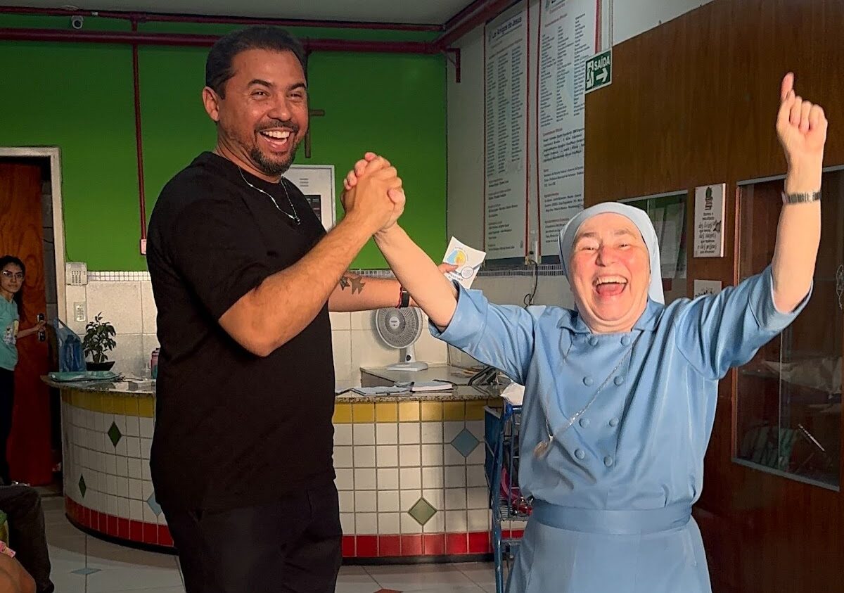 Xand Avião entrega uma tonelada de alimentos arrecadados no cadastro da Arena Gratuita do Aviões Fantasy