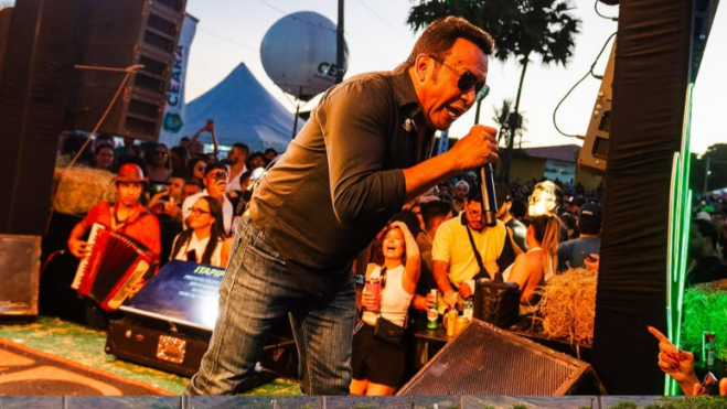 Zé Cantor surpreende Itapipoca com show antes da 27ª Expoita