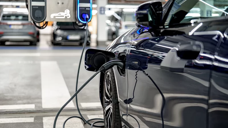 Condomínios precisam se planejar para instalar carregadores elétricos com segurança financeira e jurídica