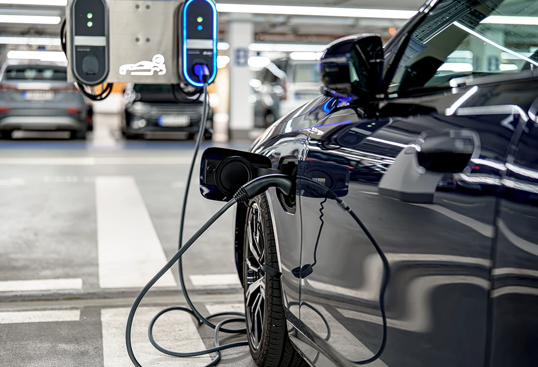 Condomínios precisam se planejar para instalar carregadores elétricos com segurança financeira e jurídica