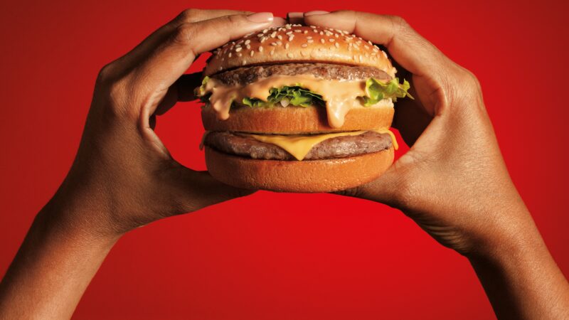 Bob’s celebra 50 anos do Big Bob e reforça legado de um dos sanduíches mais icônicos do país com 2 lançamentos inspirados no clássico cinquentão