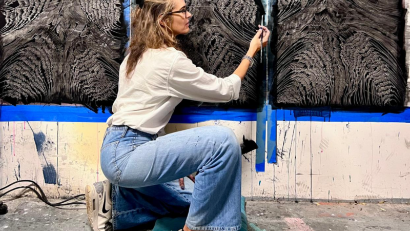 Após destaque no Grand Palais, artista francesa apresenta imersão sensorial em Fortim, no Ceará