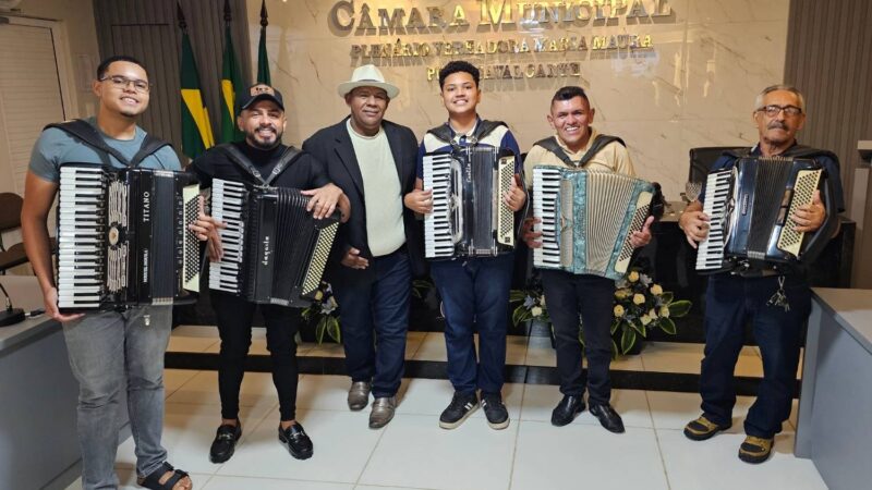 Itaitinga homenageia o sanfoneiro Alan Matias durante Sessão Solene em celebração ao Dia Municipal do Forró