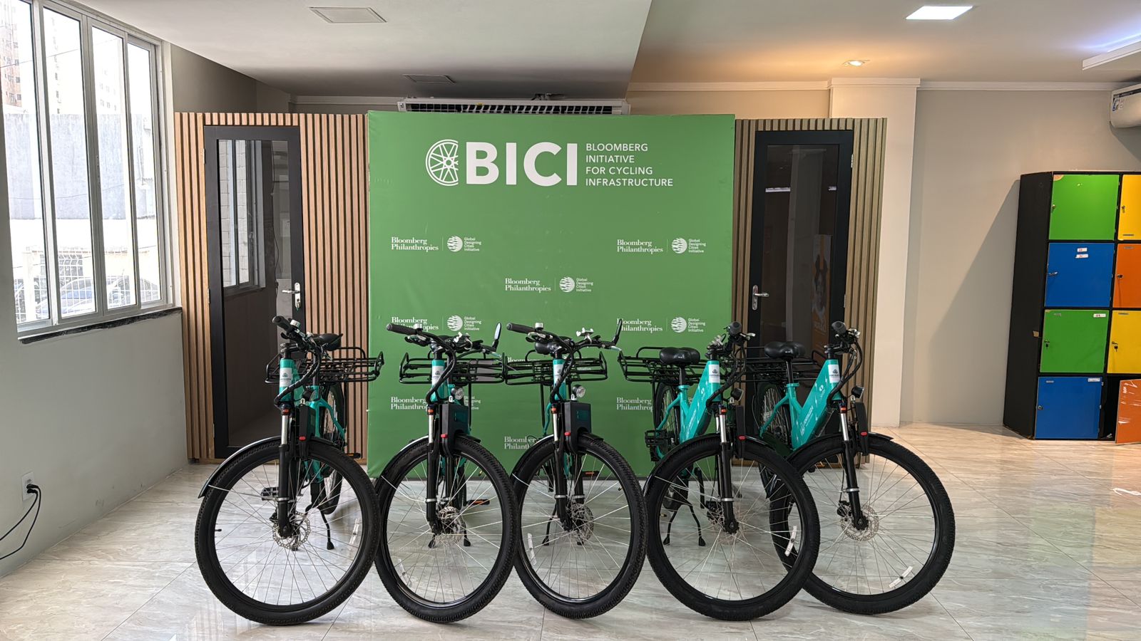 Serttel realiza entrega das bicicletas elétricas para entregadores de aplicativos