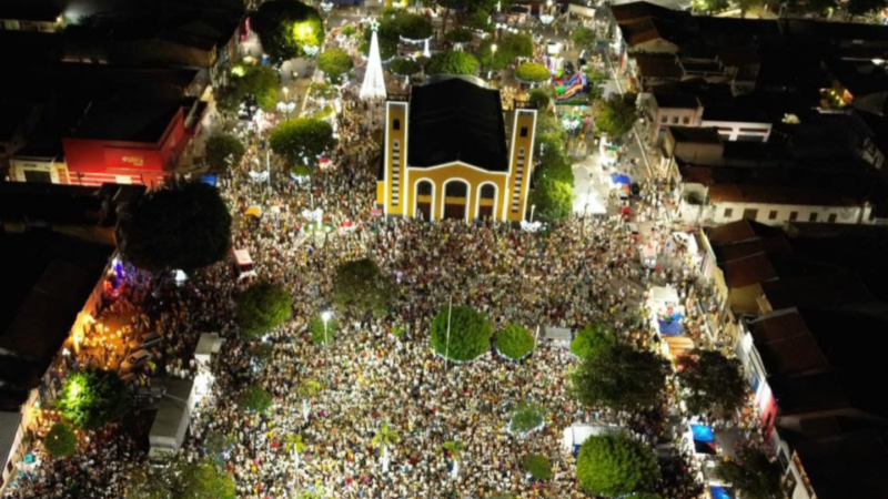 Réveillon de Paracuru deve movimentar R$ 15 milhões e já atraiu mais de 20 mil pessoas