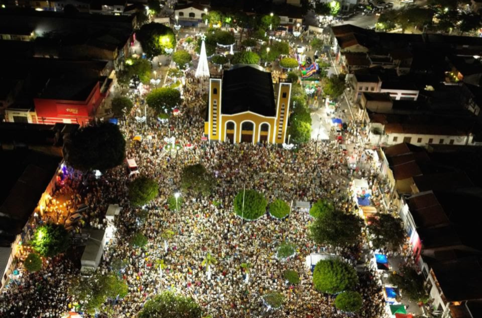 Réveillon de Paracuru deve movimentar R$ 15 milhões e já atraiu mais de 20 mil pessoas