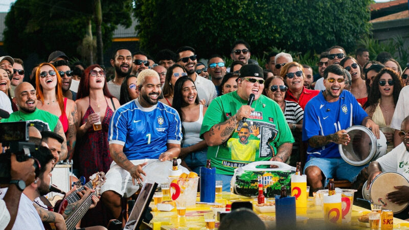 Menos é Mais lança “Champanhe”, em clima de rua, Copa e muita brasilidade!