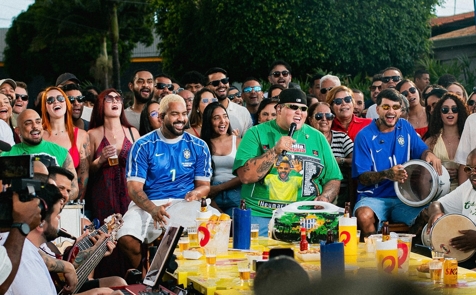 Menos é Mais lança “Champanhe”, em clima de rua, Copa e muita brasilidade!